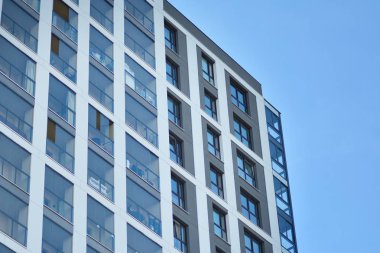 modern, yeni executive apartments ve yaz derin mavi gökyüzü ile