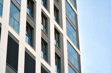 modern, yeni executive apartments ve yaz derin mavi gökyüzü ile