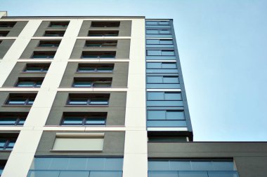 modern, yeni executive apartments ve yaz derin mavi gökyüzü ile