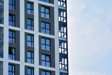 modern, yeni executive apartments ve yaz derin mavi gökyüzü ile