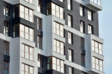 modern, yeni executive apartments ve yaz derin mavi gökyüzü ile