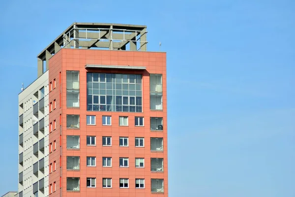 Moderne Nieuwe Executive Appartementen Met Diepblauwe Zomer Hemel — Stockfoto