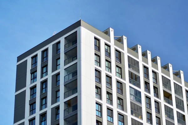 Modernos Apartamentos Ejecutivos Nuevos Con Cielo Azul Profundo Verano —  Fotos de Stock