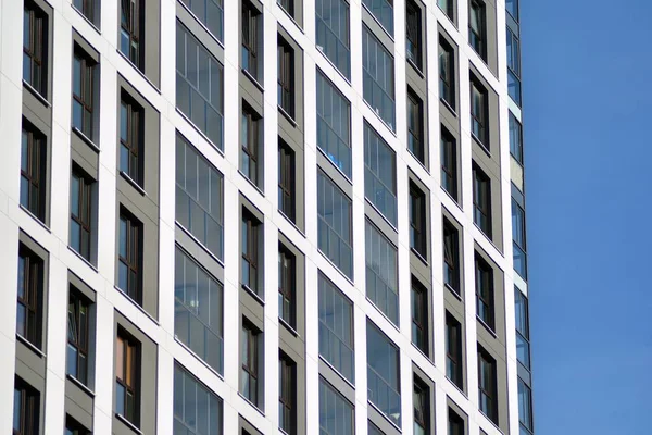 Modernos Novos Apartamentos Executivos Com Céu Azul Profundo Verão — Fotografia de Stock