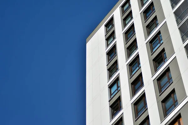 modern, yeni executive apartments ve yaz derin mavi gökyüzü ile