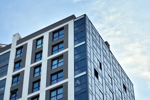 Moderne Neue Executive Apartments Mit Tiefblauem Sommerhimmel — Stockfoto