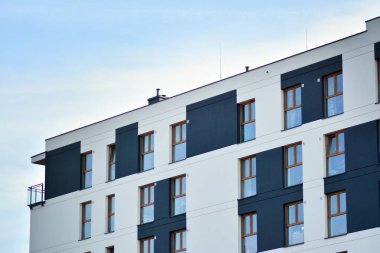 Çok öykülü yeni modern apartman. Şık oturma blok daireler.