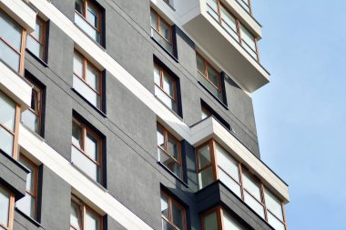 Çok öykülü yeni modern apartman. Şık oturma blok daireler.