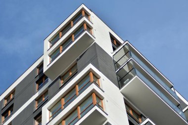Çok öykülü yeni modern apartman. Şık oturma blok daireler.