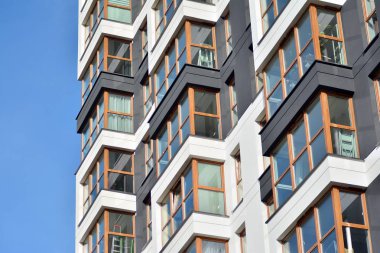 Çok öykülü yeni modern apartman. Şık oturma blok daireler.