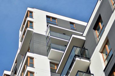 Çok öykülü yeni modern apartman. Şık oturma blok daireler.