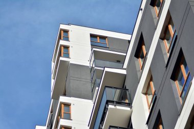 Çok öykülü yeni modern apartman. Şık oturma blok daireler.