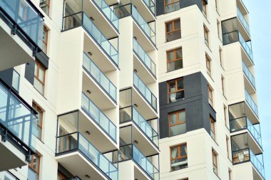 Çok öykülü yeni modern apartman. Şık oturma blok daireler.