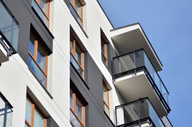 Çok öykülü yeni modern apartman. Şık oturma blok daireler.