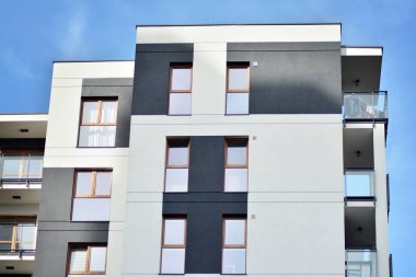 Çok öykülü yeni modern apartman. Şık oturma blok daireler.
