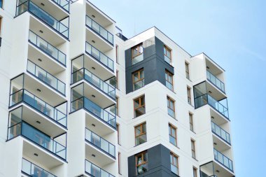 Çok öykülü yeni modern apartman. Şık oturma blok daireler.