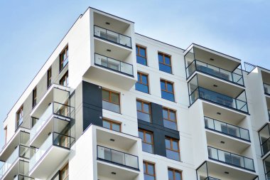 Çok öykülü yeni modern apartman. Şık oturma blok daireler.
