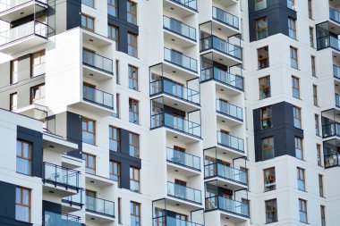 Çok öykülü yeni modern apartman. Şık oturma blok daireler.