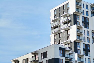 Çok öykülü yeni modern apartman. Şık oturma blok daireler.