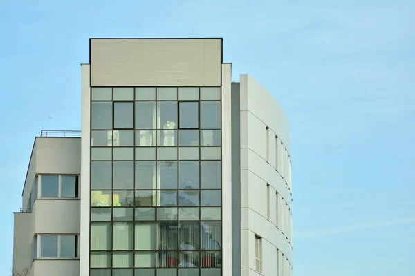 Nowy Biurowiec Centrum Biznesowym Ściana Wykonana Stali Szkła Niebieskim Niebem — Zdjęcie stockowe