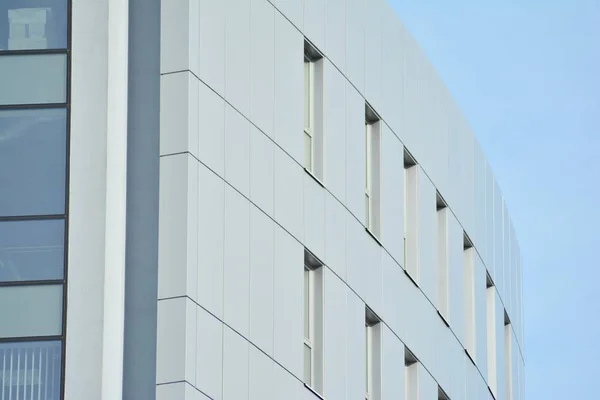 비즈니스 센터에 사무실 파란색 하늘의 강철과 유리로 만들어 — 스톡 사진
