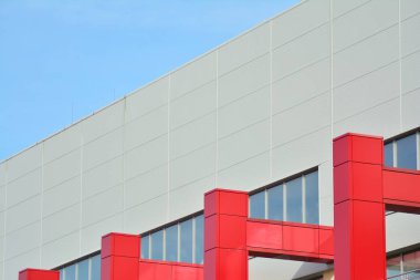 İş merkezindeki yeni ofis binası. Çelikten ve camdan yapılmış mavi gökyüzü. 