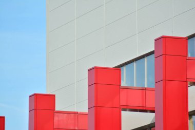 İş merkezindeki yeni ofis binası. Çelikten ve camdan yapılmış mavi gökyüzü. 