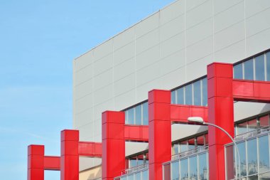 İş merkezindeki yeni ofis binası. Çelikten ve camdan yapılmış mavi gökyüzü. 