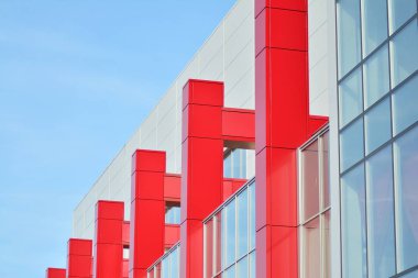 İş merkezindeki yeni ofis binası. Çelikten ve camdan yapılmış mavi gökyüzü. 