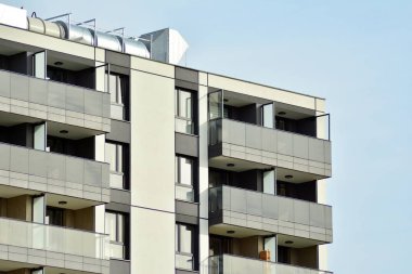 Çok öykülü yeni modern apartman. Şık oturma blok daireler.