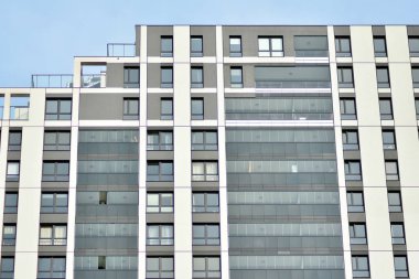 Çok öykülü yeni modern apartman. Şık oturma blok daireler.