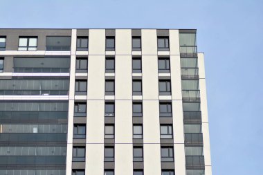 Çok öykülü yeni modern apartman. Şık oturma blok daireler.