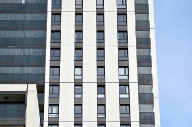 Çok öykülü yeni modern apartman. Şık oturma blok daireler.