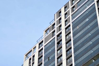 Çok öykülü yeni modern apartman. Şık oturma blok daireler.