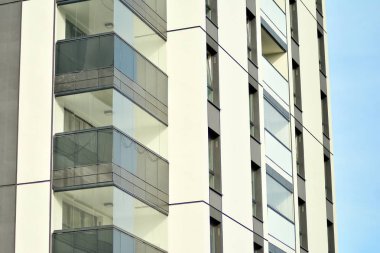 Çok öykülü yeni modern apartman. Şık oturma blok daireler.