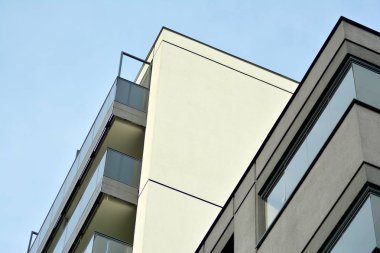 Çok öykülü yeni modern apartman. Şık oturma blok daireler.