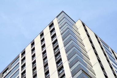 Çok öykülü yeni modern apartman. Şık oturma blok daireler.