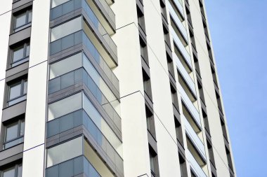 Çok öykülü yeni modern apartman. Şık oturma blok daireler.