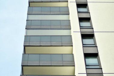 Çok öykülü yeni modern apartman. Şık oturma blok daireler.