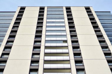 Çok öykülü yeni modern apartman. Şık oturma blok daireler.