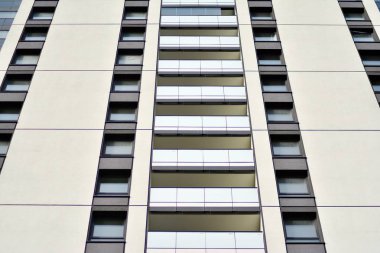 Çok öykülü yeni modern apartman. Şık oturma blok daireler.