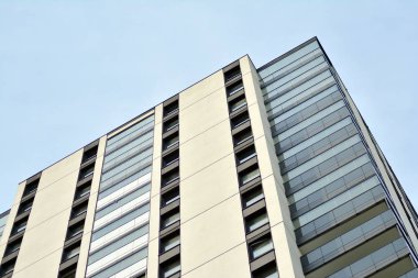 Çok öykülü yeni modern apartman. Şık oturma blok daireler.