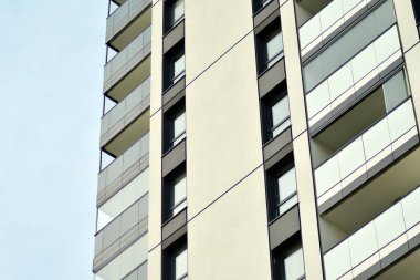 Çok öykülü yeni modern apartman. Şık oturma blok daireler.