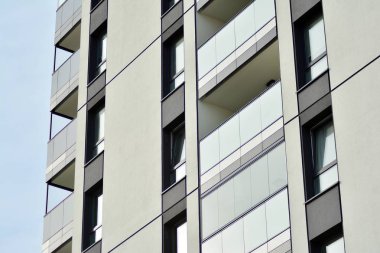 Çok öykülü yeni modern apartman. Şık oturma blok daireler.