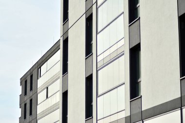 Çok öykülü yeni modern apartman. Şık oturma blok daireler.