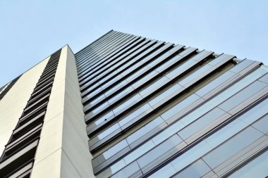 Çok öykülü yeni modern apartman. Şık oturma blok daireler.