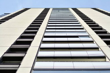 Çok öykülü yeni modern apartman. Şık oturma blok daireler.