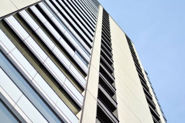 Çok öykülü yeni modern apartman. Şık oturma blok daireler.