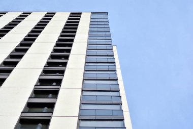 Çok öykülü yeni modern apartman. Şık oturma blok daireler.