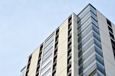 Çok öykülü yeni modern apartman. Şık oturma blok daireler.